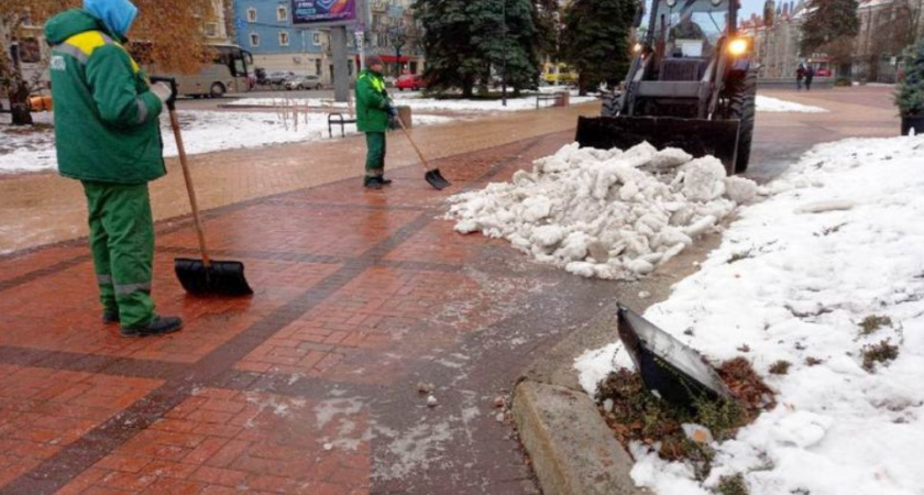 Дворники в Калининграде более эффективно убирают снег с тротуаров, чем в Москве на Красной площади