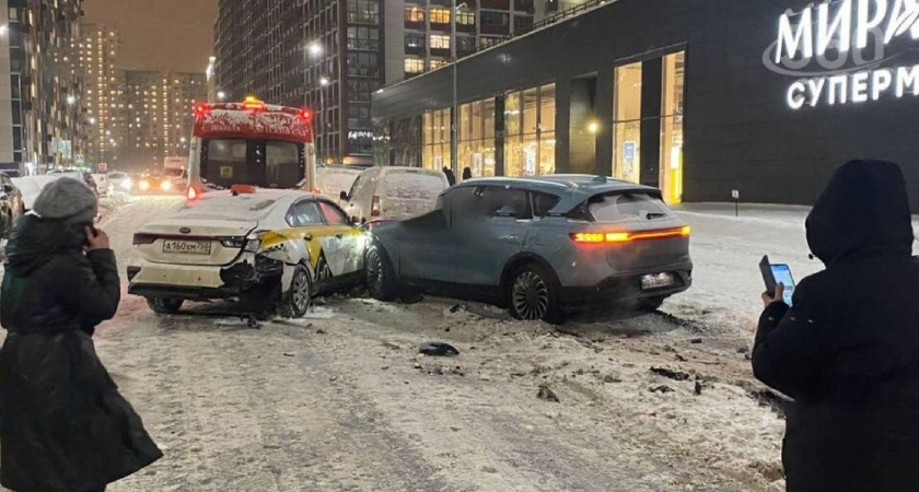 В Москве пьяный водитель устроил массовое ДТП, в котором снес 6 автомобилей (ВИДЕО)