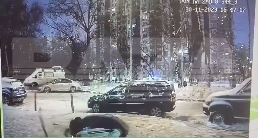 В Москве с 21-го этажа упала оконная рама на женщину с ребенком (ВИДЕО)