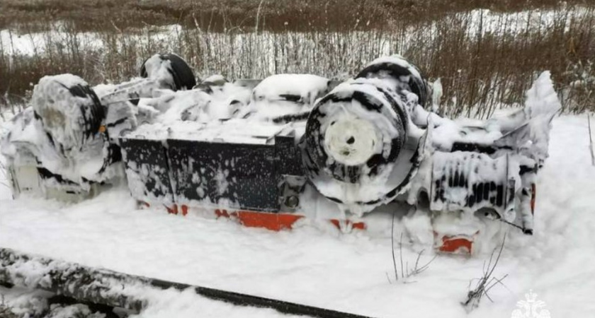 Под Гурьевском грузовой автомобиль с дизельным топливом вылетел с дороги (ВИДЕО)