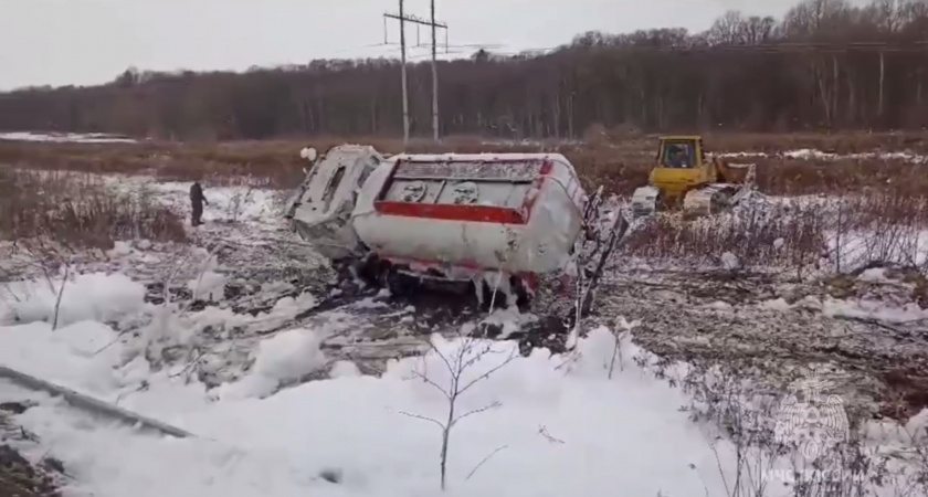 Улетевший в кювет грузовик успешно подняли на колеса (ВИДЕО)