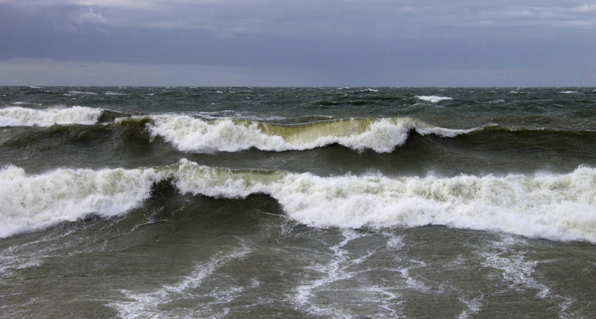 Из-за усиления ветра волны на побережье в выходные в Калининградской области могут достигать высоты 4 метра