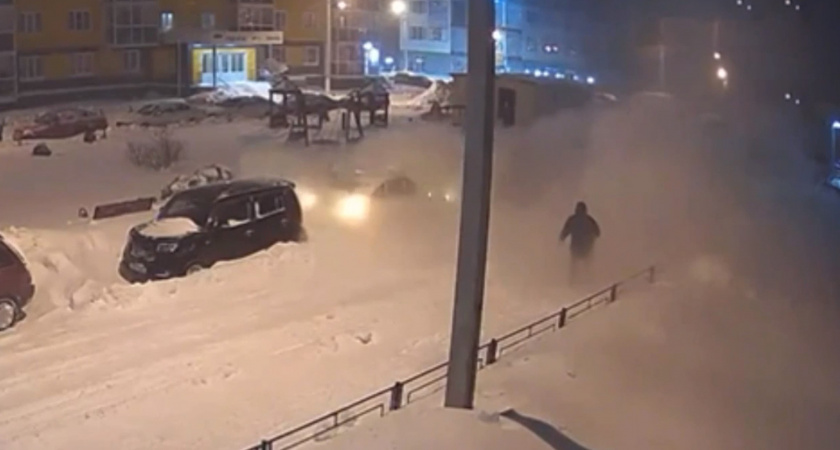 В Воронеже упавший снег чуть не оборвал 2 жизни (ВИДЕО)