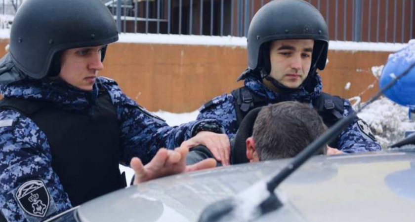 В Калининграде пьяный мужчина угрожал гостям бара ножом