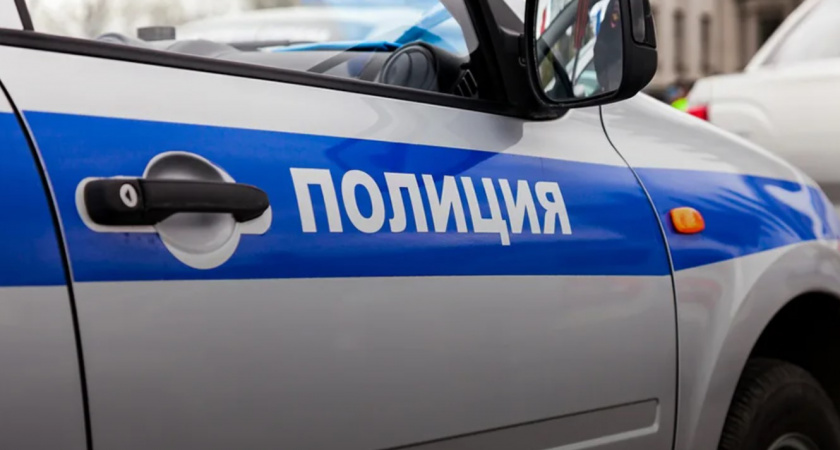 В Астрахани пьяный мужчина избил свою 80-летнюю мать табуреткой, затем поджег диван и запер её внутри квартиры