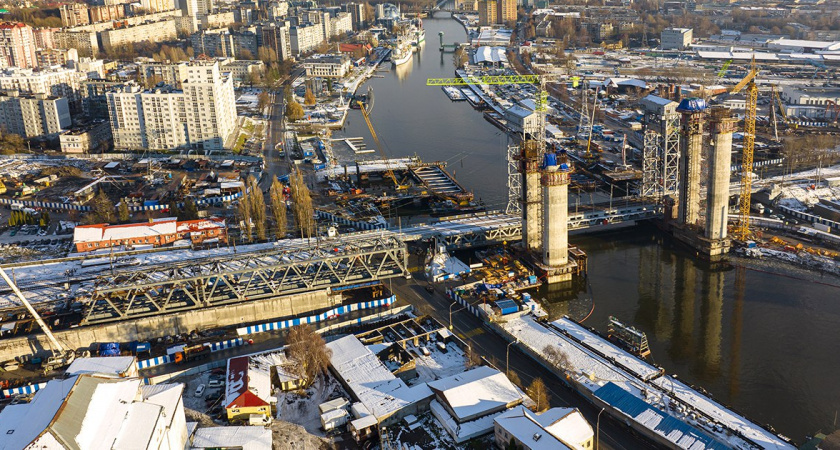 «800 тонн и 154 метра» В Калининграде поделились успехами строительства моста через реку Преголя