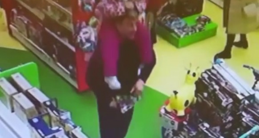 Отец с ребенком на плечах ограбил магазин игрушек в Калининграде (ВИДЕО)