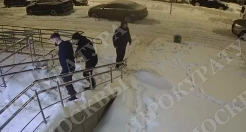 Угрозы, стрельба и пострадавшие на пункте выдачи товаров. Страшные кадры конфликта в Москве всплыли в сети (ВИДЕО)