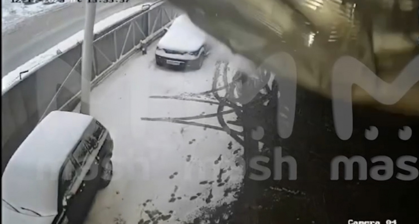 11 машин придавило металлическим навесом в одном из автосервисов в Подмосковье(ВИДЕО)