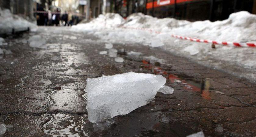 На маму с коляской, в которой находился ребенок, упала глыба льда в Петербурге. Коляска от удара развалилась
