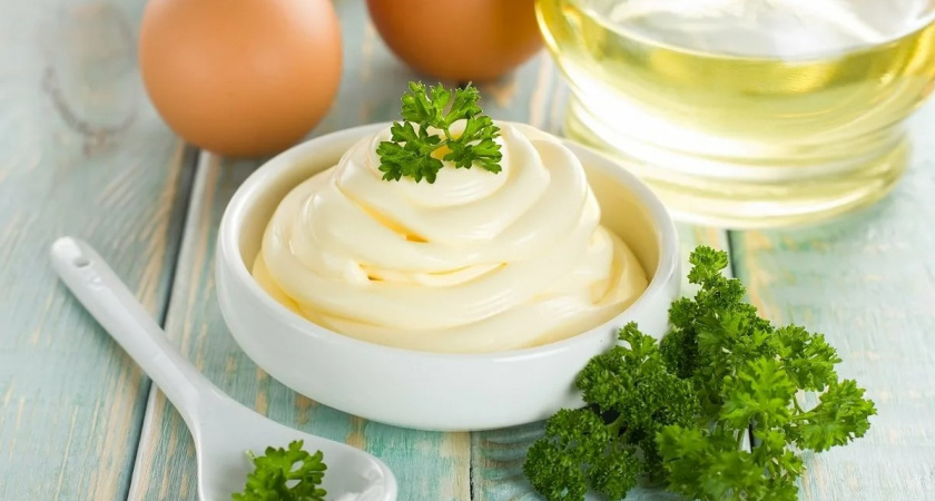 Чем может грозить употребление салатов, заправленных майонезом? Медицинский эксперт предупреждает о серьезных последствиях