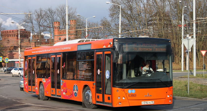 Остановки в калининградских автобусах теперь снова объявляются на английском языке