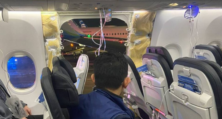 Отлетел кусок фюзеляжа прямо во время полета! Ужасающие кадры из самолета в США (ВИДЕО)