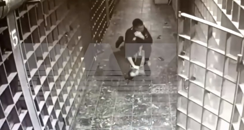 Прямо в отделении полиции КМС по боксу избил полицейского (ВИДЕО)