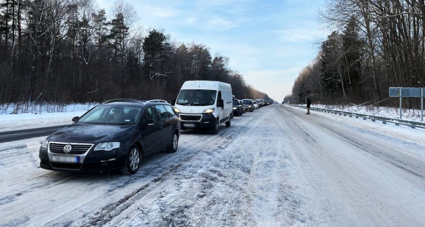 Фото к статье: За деньги можно купить все? До чего дошли люди в очереди на выезде из Калининградской области?