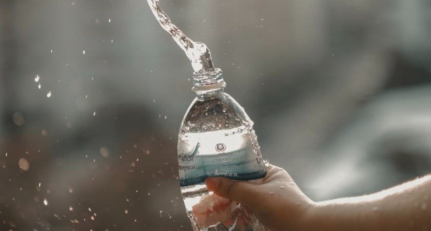 Что такого нашли ученые в бутилированной воде, что СМИ начали бить тревогу?