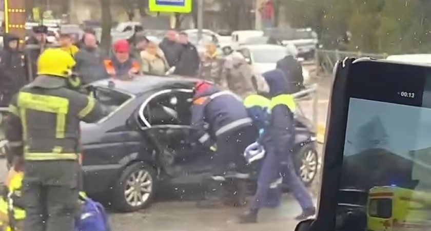 Легковушку смяло от удара! Прямо в центре Калининграда произошло страшное ДТП (ВИДЕО)