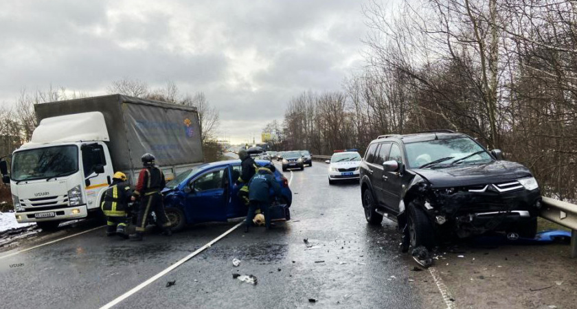 В Калининграде столкнулись две легковушки на Советском проспекте. Есть пострадавшие