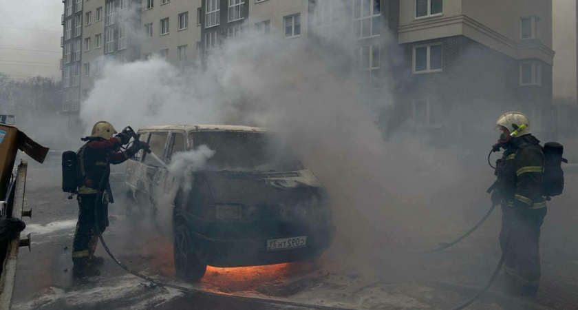 На одной из улиц Калининграда загорелся автомобиль. Что произошло? Подробности