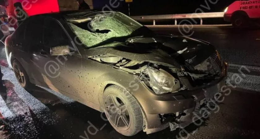 В Дагестане мерседес унес жизни двух пешеходов на трассе
