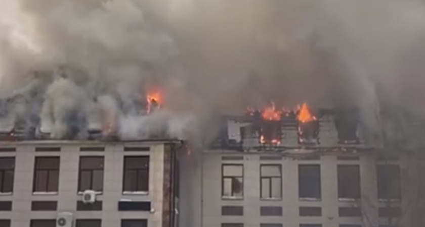 Серьезный пожар охватил гостиницу в Казани (ВИДЕО)