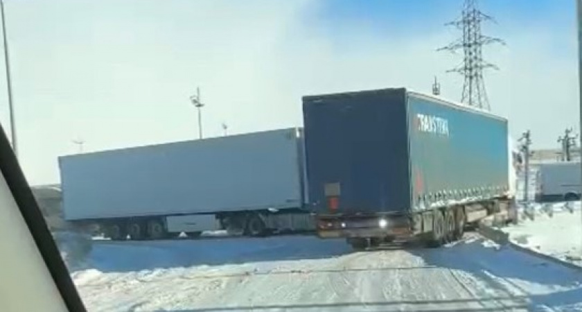 Аварий из-за гололеда стало еще больше. Под Гурьевском случилось массовое ДТП с участием большегрузов