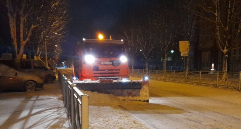 «Возвращают на базу только для дозаправки реагентами» Как работают дорожные службы в Калининграде, чтобы устранить последствия снегопада?