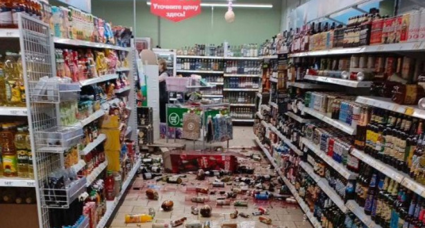 «Била бутылки и кусала торты» Одержимая пермячка разгромила целый магазин! (ВИДЕО)