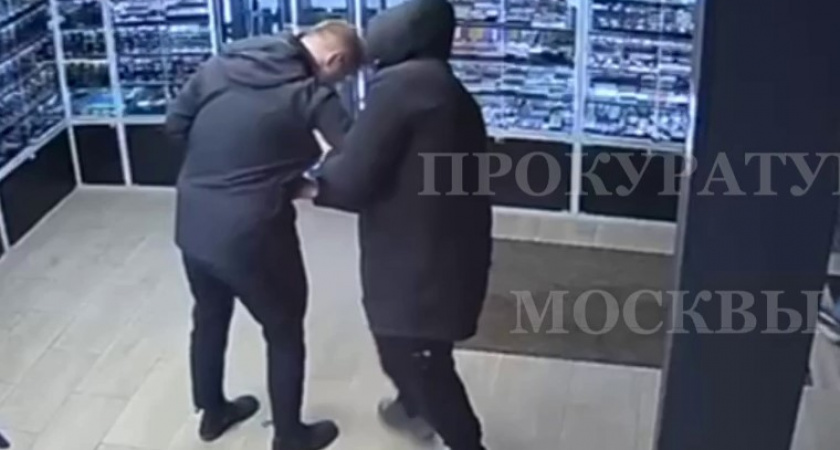 Ограбил человека при помощи штопора?! Странный инцидент в Москве попал на камеру (ВИДЕО)