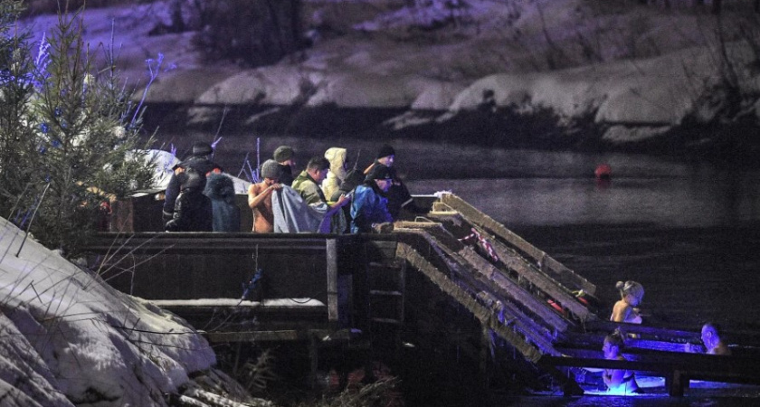 Рекомендации от МЧС: Как правильно купаться на Крещении?