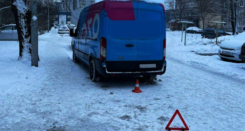 «Сдавал назад, а потом почувствовал удар» Калининградская пенсионерка попала под колеса микроавтобуса. Какие последствия?