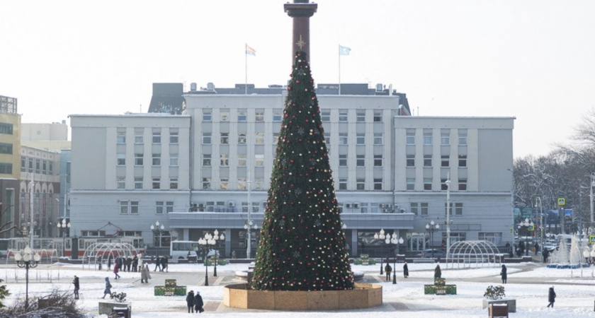 В центре Калининграда уже начали убирать главный символ нового года!