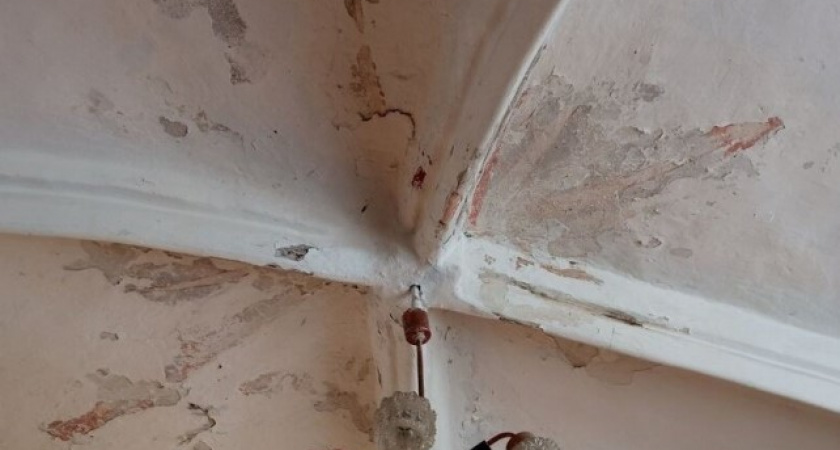 След древности: что обнаружили после обвала штукатурки в старинном замке Лабиау в Калининградской области?