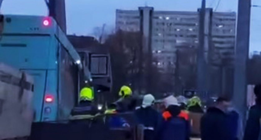 Автобус влетел прямо в толпу людей на остановке в Петербурге! Есть пострадавшие (ВИДЕО)
