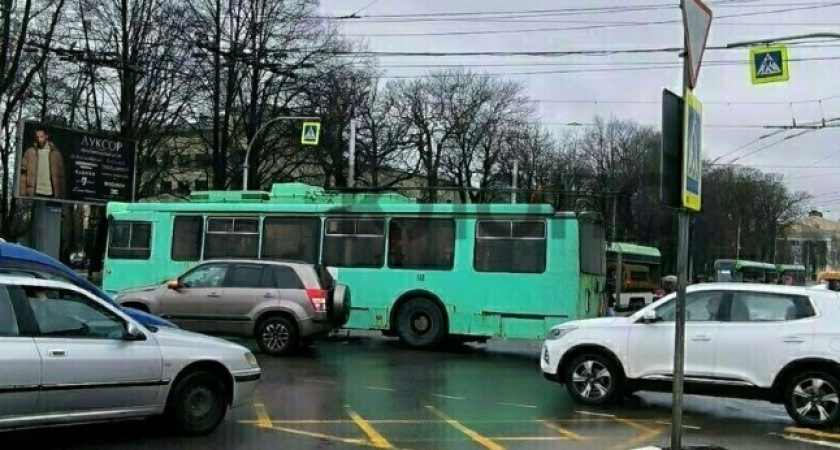 Сейчас парализовано движение на одной из дорог в Калининграде, трамваям пришлось изменить маршрут. Подробности происшествия