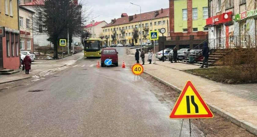 Включила заднюю передачу, поехала и протаранила пенсионера. В Немане случилось ДТП с участием пешехода