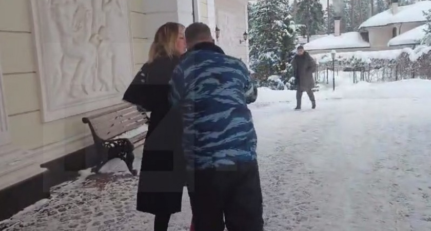 Атаковали журналистку и оператора прямо во время семинара. Происшествие в Подмосковье попало на видео (ВИДЕО)