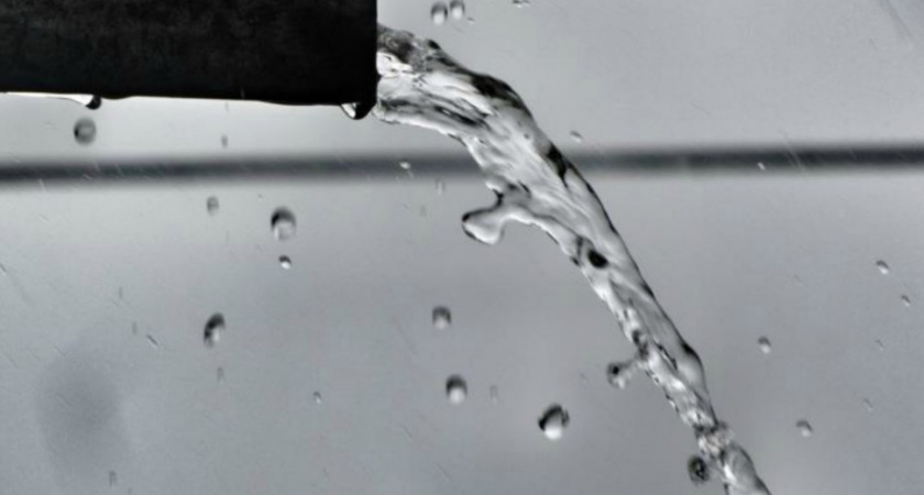 Студентка из Петербурга чуть не утонула в лифте. Как такое могло произойти