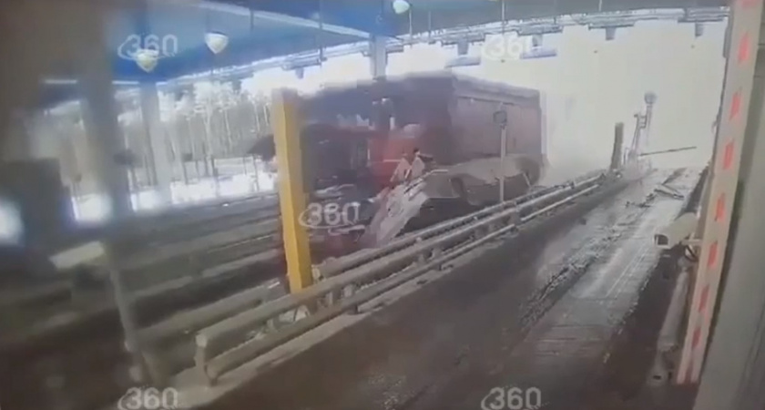 Грузовик на большой скорости снес легковушку (ВИДЕО)