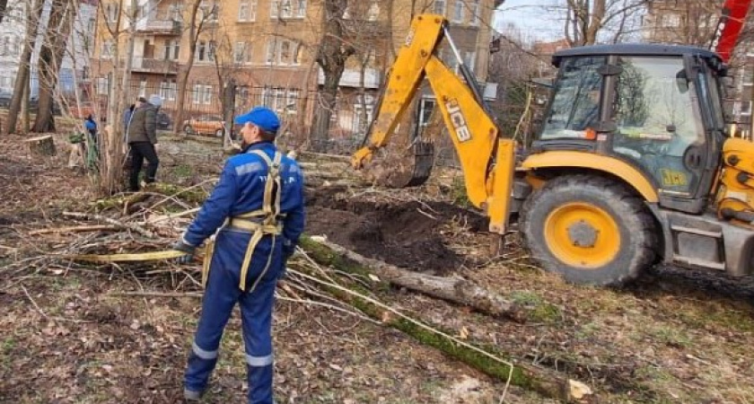 Огромная яма образовалась у входа в калининградский зоопарк. Что произошло и какие последствия