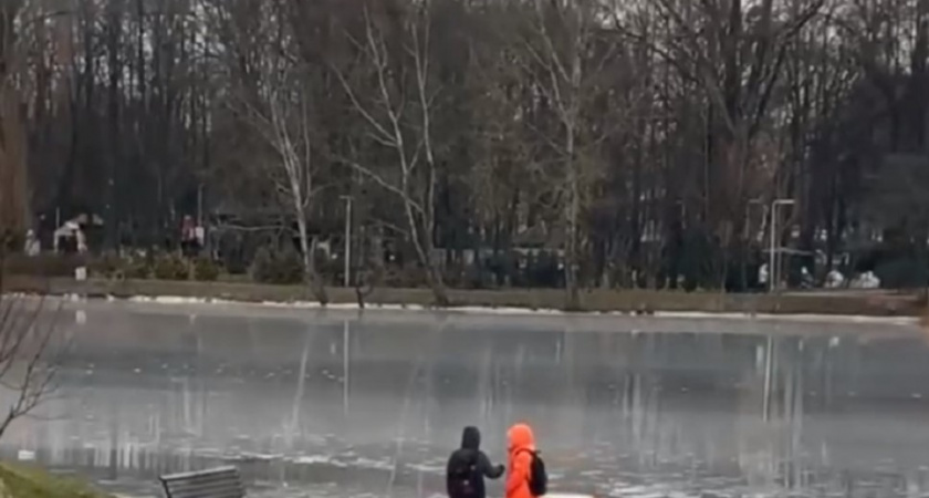 Дети рисковали жизнью, чтоб сдвинуть лавку