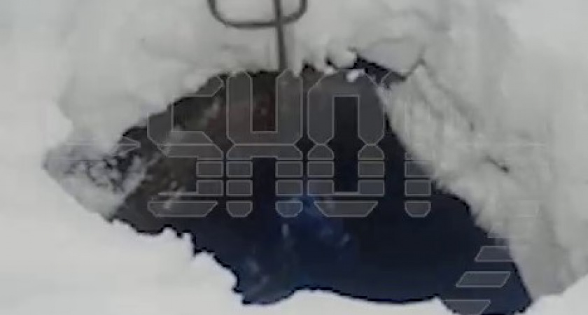 «Там не темно тебе, нет» В Калужской области школьник провалился в канализационный колодец около школы и... (ВИДЕО)