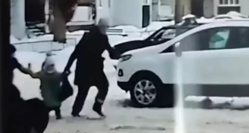 Взрослый мужик прямо по среди белого дня маленькую девочку...
