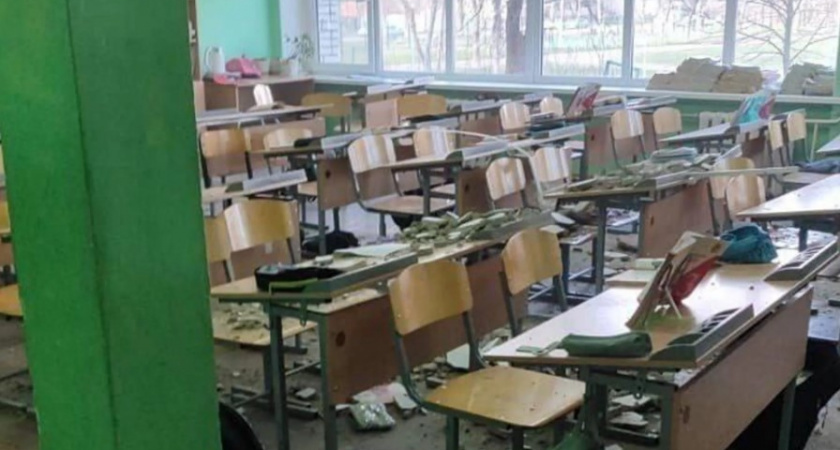 Прямо во время урока потолок чуть не похоронил детей