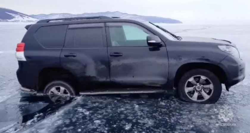 Трещины на льду Байкала поглотили пару автомобилей