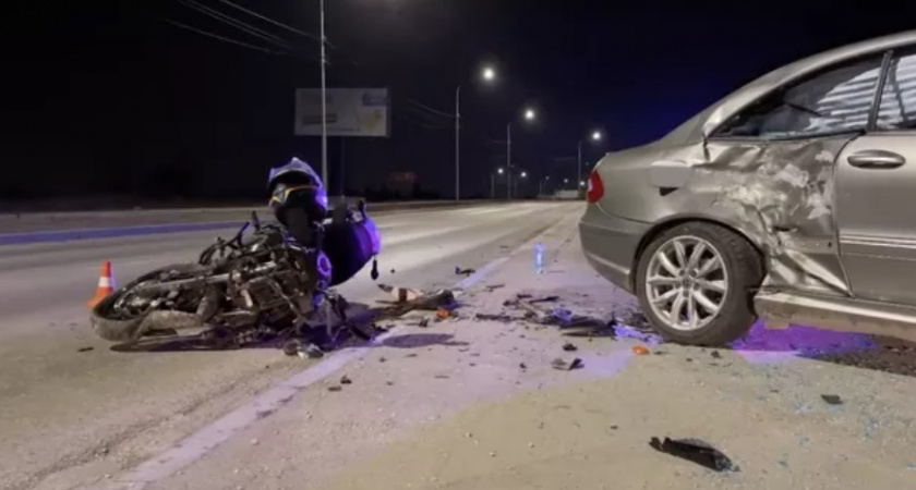 Не уступил дорогу и протаранил мотоциклиста, чудом остались живы