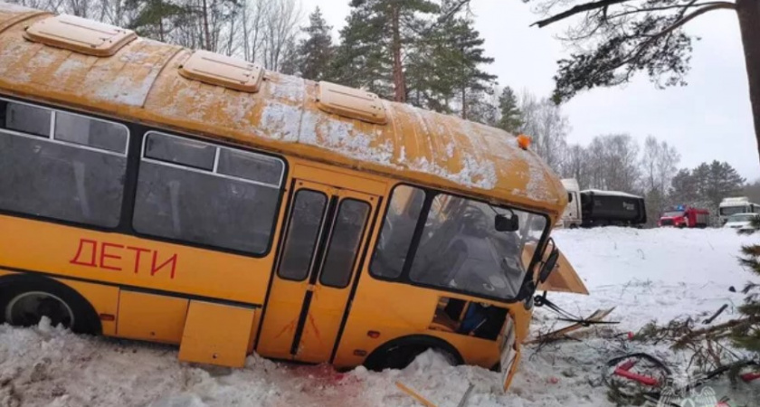 Автобус с детьми улетел в кювет, есть пострадавшие