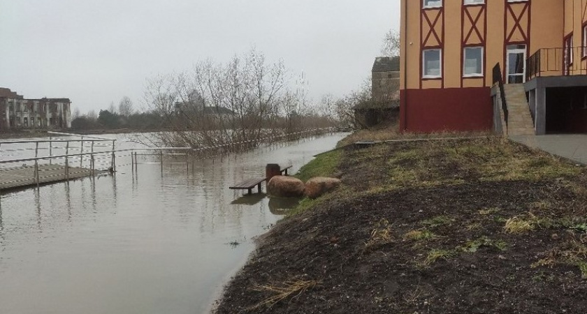 Погода дала о себе знать. Набережная в Гвардейске ушла под воду