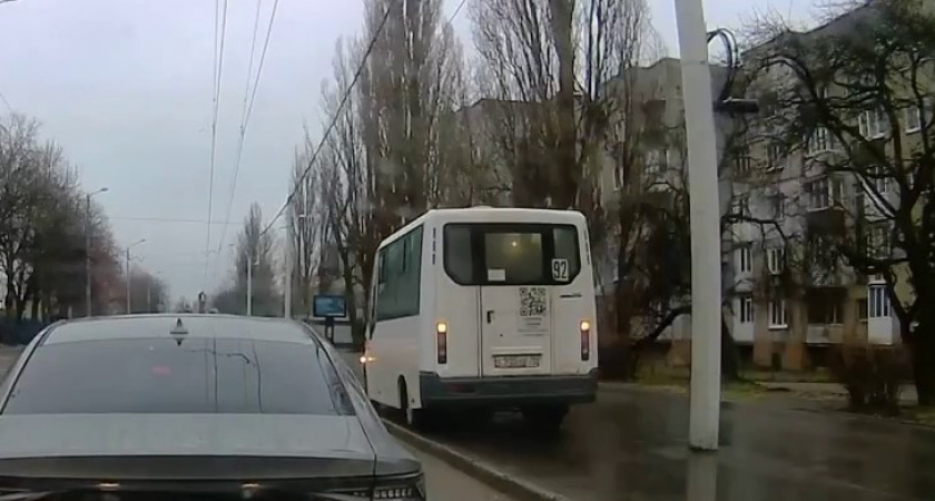 «Зачем стоять в пробке, когда можно проехать прямо по тротуару» Инцидент с участием маршрутки попал на камеру (ВИДЕО)