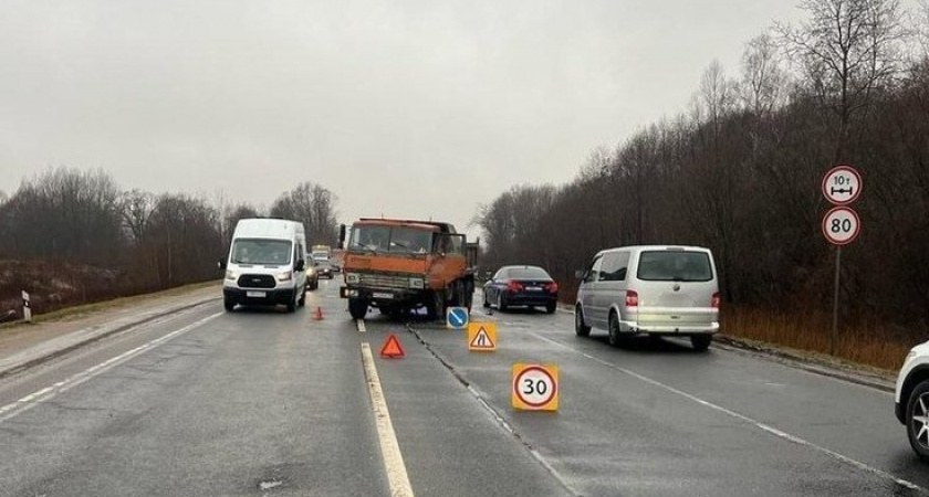 Хотел объехать ДТП, а в итоге влетел прямо в грузовик. Есть пострадавшие. Авария в Калининграде 